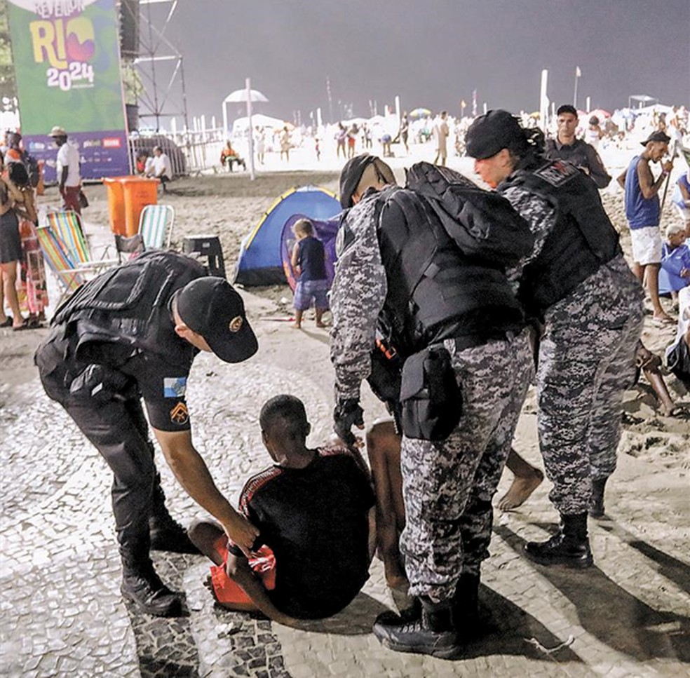 Com uso de tecnologia e reforço no efetivo, segurança no réveillon de Copacabana teve boa avaliação — Foto: Gabriel de Paiva