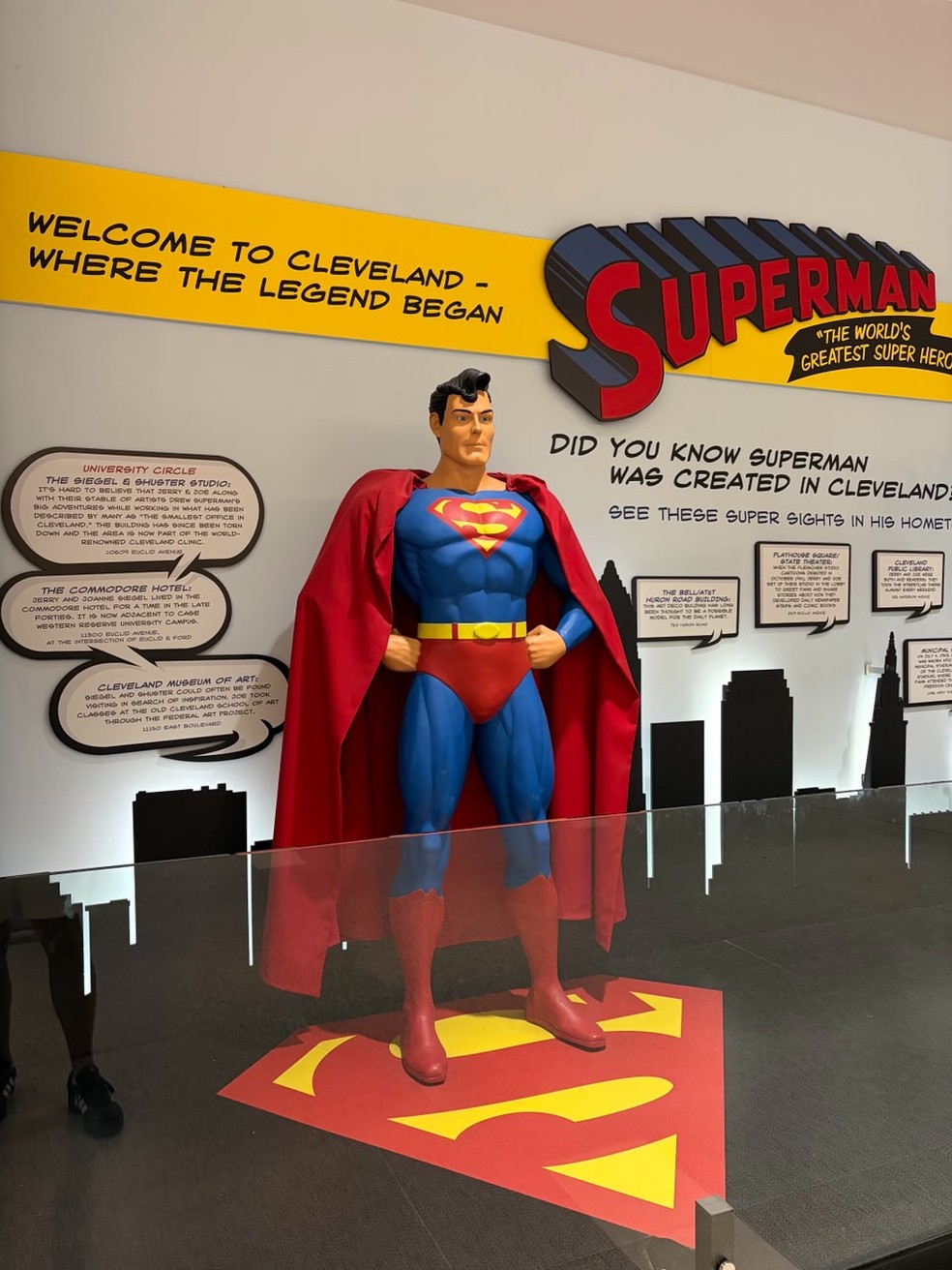 Painel temático do Super-Homem dá as boas-vindas a quem chega em Cleveland pelo aeroporto — Foto: Rafael Oliveira