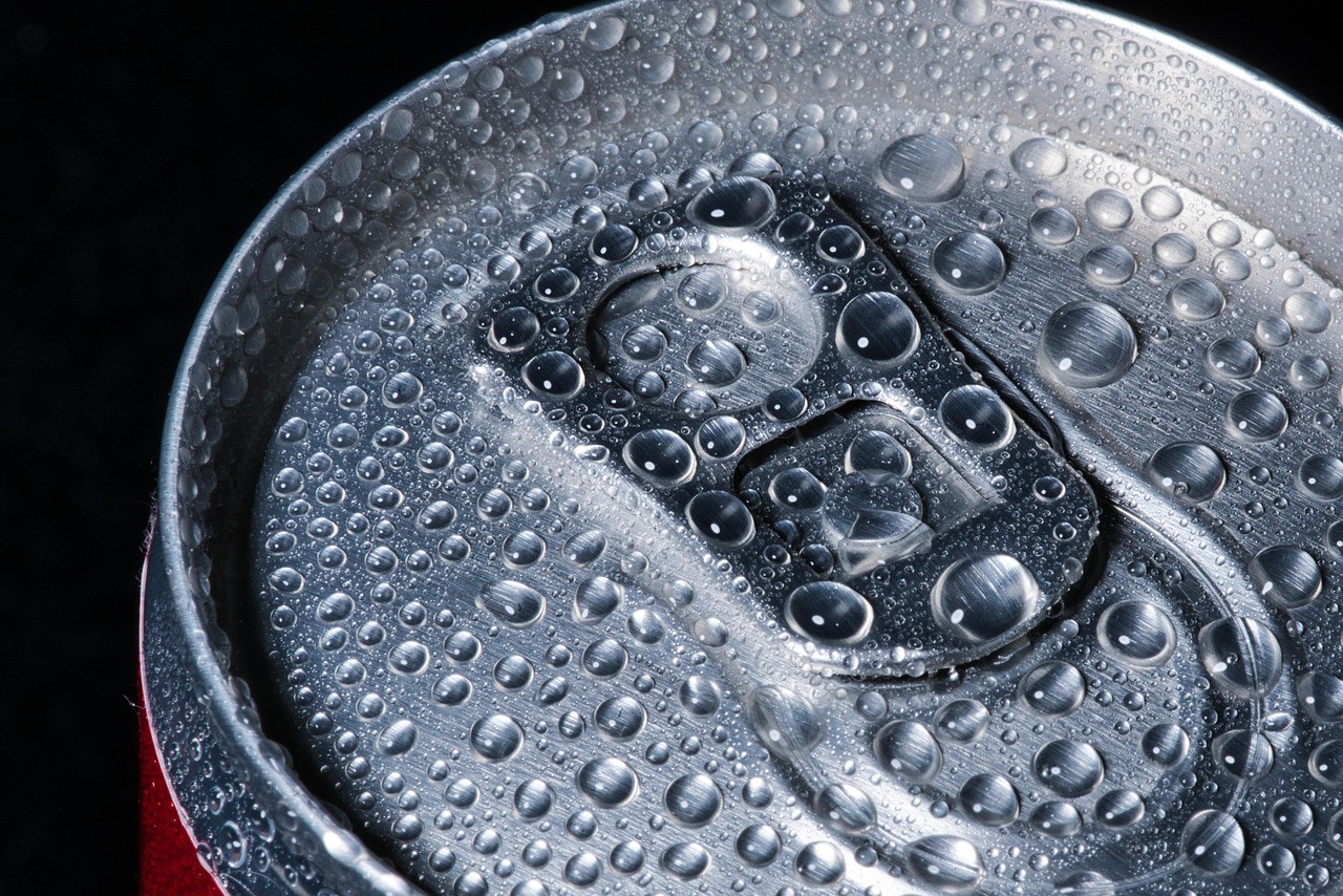 Dar tapinhas na lata de refrigerante realmente ajuda a impedir ‘explosão’? - QTU Questões do Universo