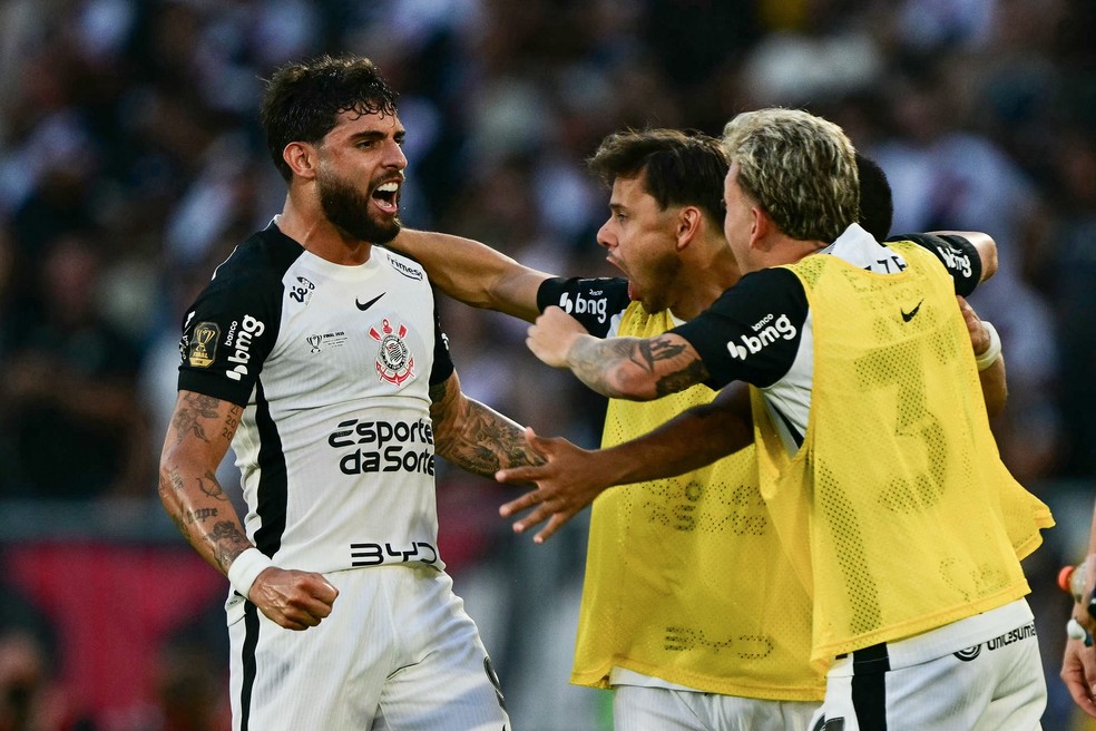 Yuri Alberto comemora gol com companheiros em final da Copa do Brasil entre Vasco e Corinthians — Foto: PABLO PORCIUNCULA / AFP