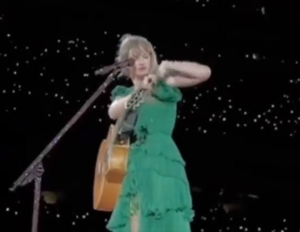 taylor green dress eras tour V Neck Cowl Back Pleated Sleeve Scuba Maxi Dress - Emerald Green main image 1