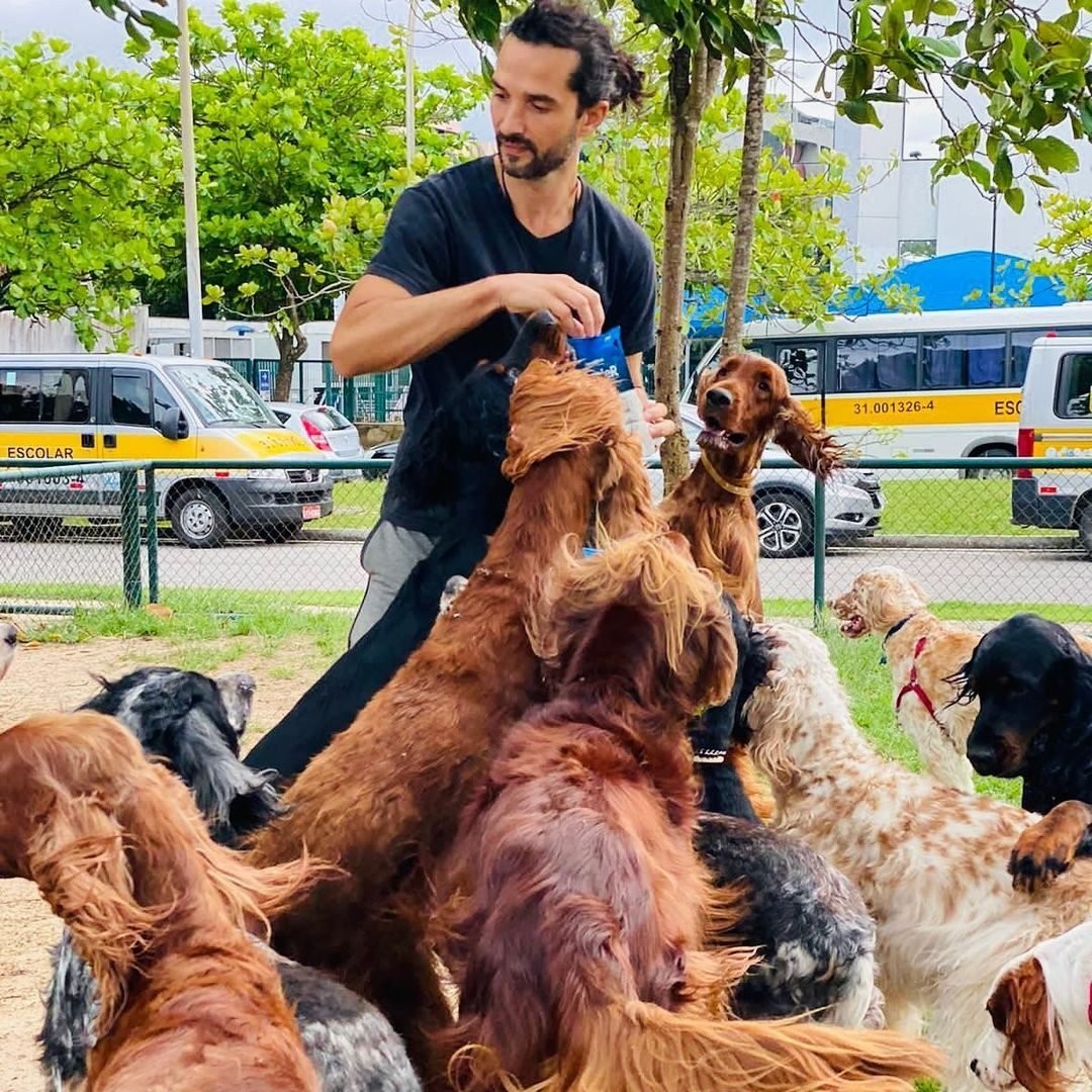 O ator Jefferson Machado Costa, de 44 anos, com seus cachorros - Foto reprodução