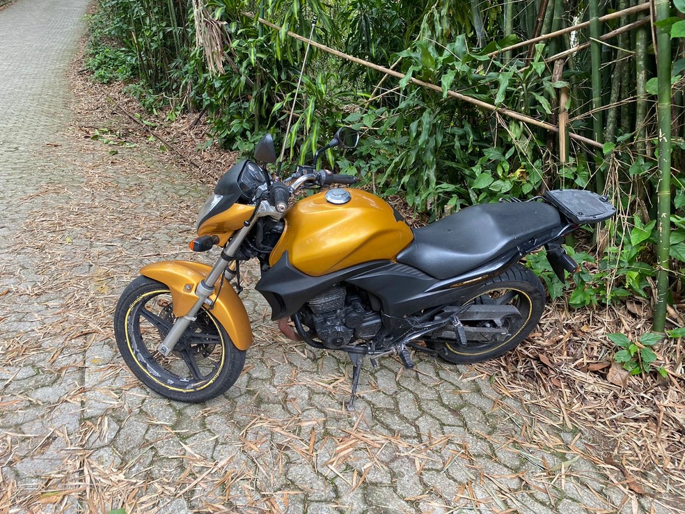 Moto de Jos&eacute; de Alencar Lima Junior permanece estacionada no Parque Nacional &mdash; Foto: Vittoria Alves/Ag&ecirc;ncia O Globo