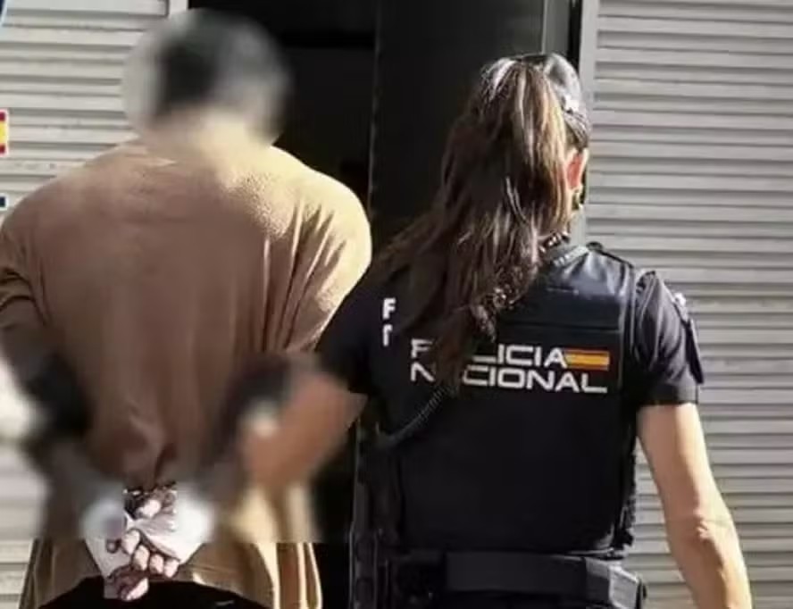 Brasileira é morta a facadas pelo companheiro na Espanha; manifestantes fazem protesto contra feminicídio