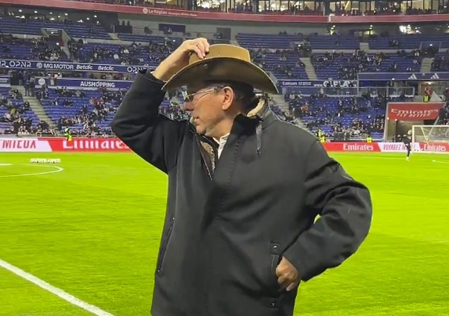 John Textor entra no Parque Olímpico de Lyon com um chapéu de caubói em alusão à discussão que teve com o presidente do PSG