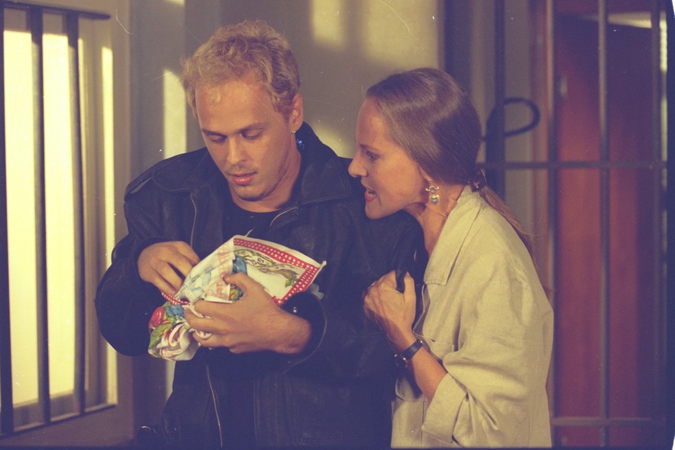 Alexandre (Guilherme Fontes) e Estela (Lucinha Lins) em "A viagem" — Foto: Marcos André Pinto/16.03.1994