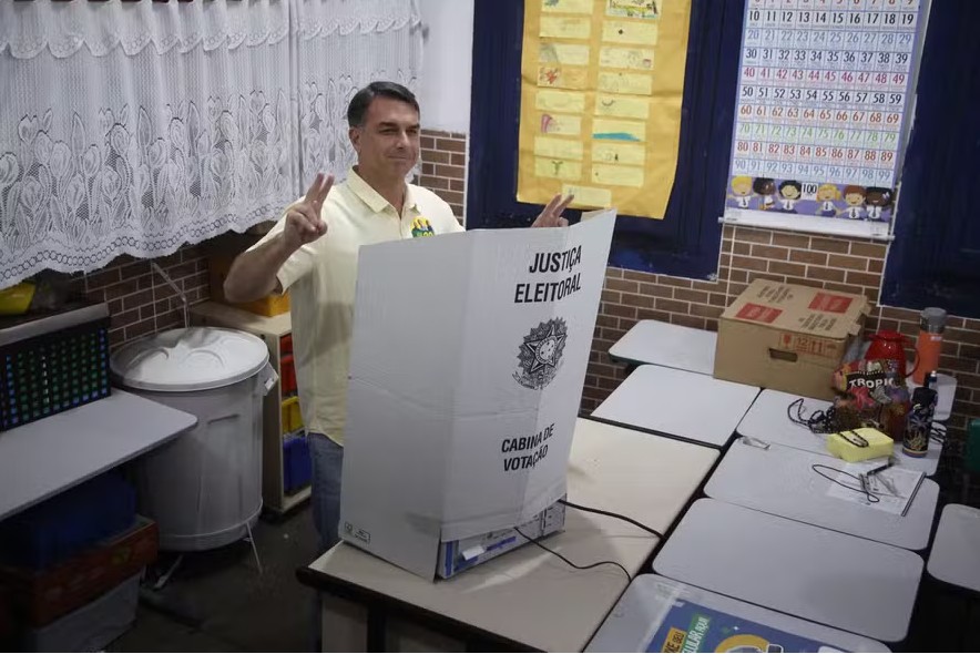 'Quero libertar o povo brasileiro', diz Flávio Bolsonaro ao votar no Rio de Janeiro; veja vídeo