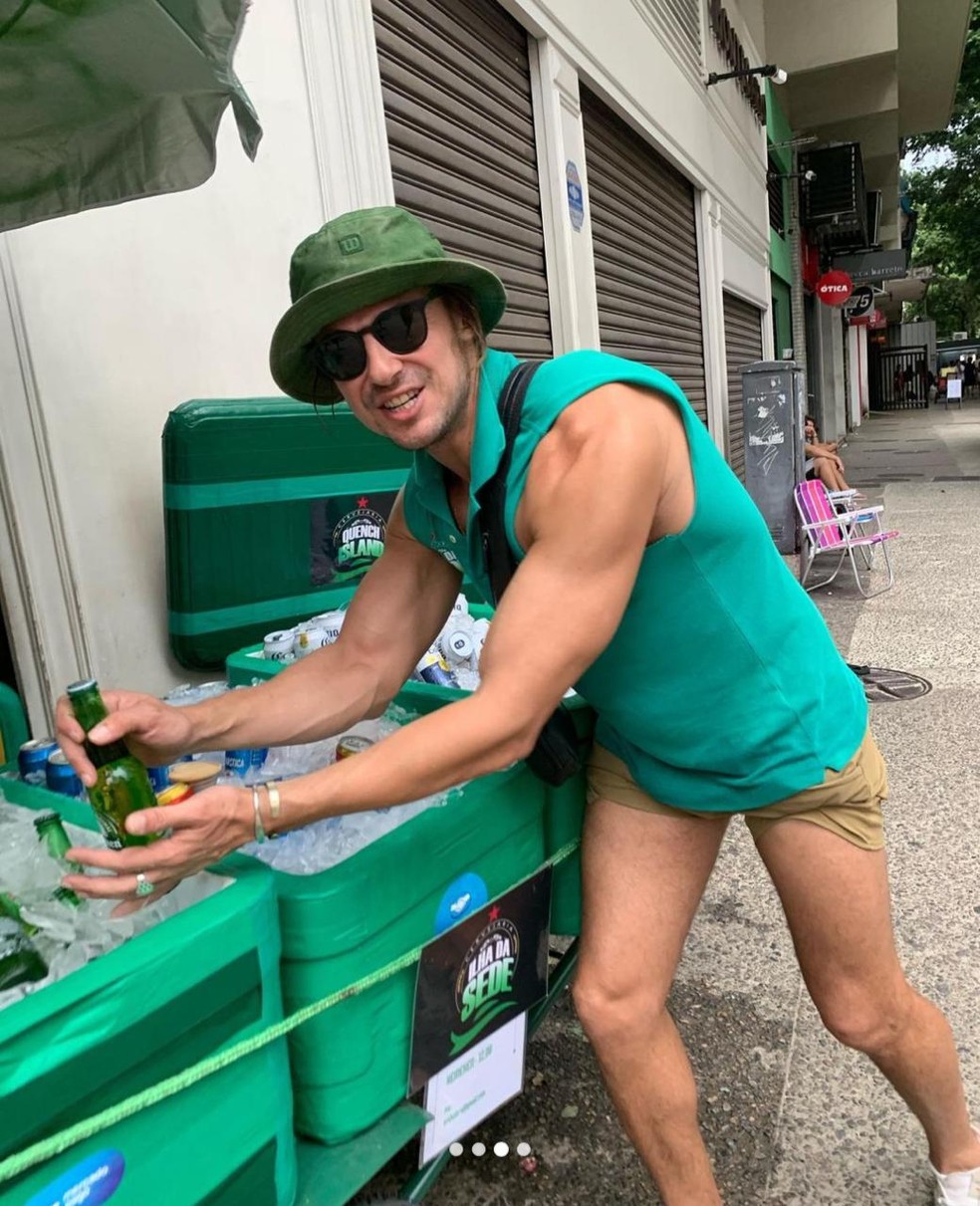 Ator Daniel Erthal vende cerveja nas ruas do Rio — Foto: Instagram