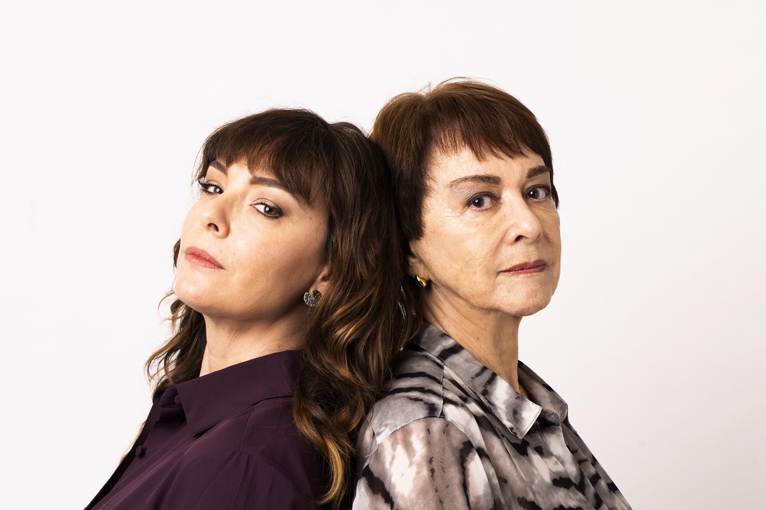 Mãe acolhedora em 'Três Graças', Regiane Alves interpreta no teatro filha que é alvo de homofobia