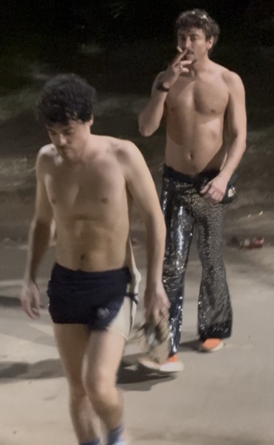 Jesuíta Barbosa é visto com ex-namorado em conhecido ponto de encontro gay no Rio