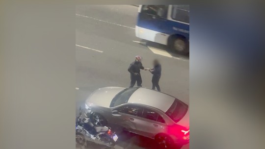 VÍDEO: câmeras flagram roubo a carro em frente à Uerj, no Maracanã; vídeo VÍDEO: câmeras flagram roubo a carro em frente à Uerj, no Maracanã; vídeo