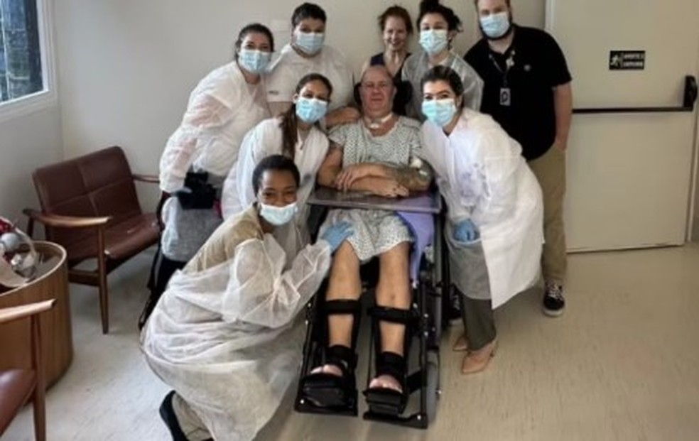 Mingau com filhos e equipe do hospital — Foto: Reprodução/ Instagram