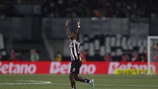 Botafogo derrota o Fluminense e assume a liderança provisória do Brasileiro