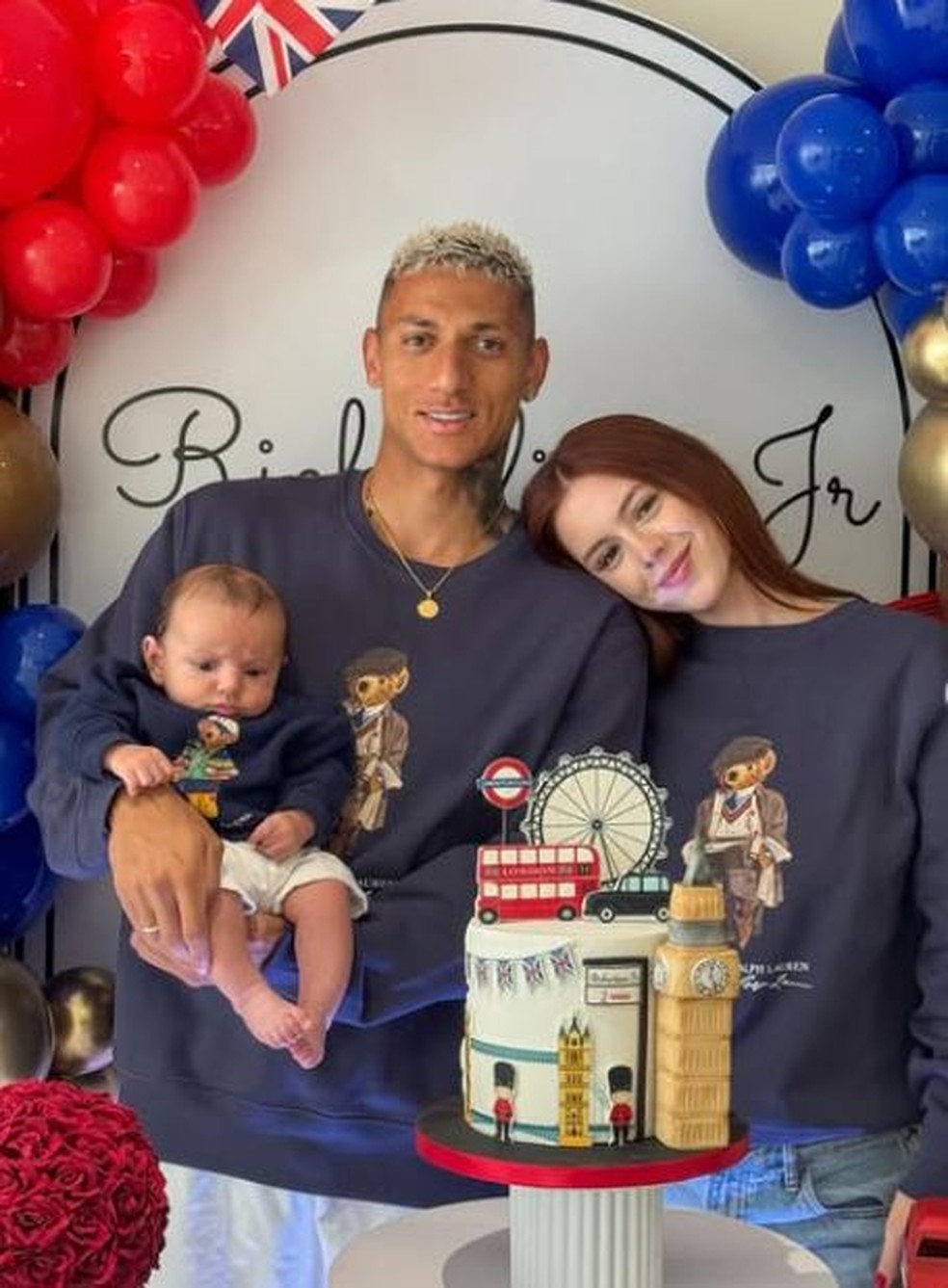 Richarlison e Amanda com o filho Richarlison J&uacute;nior na celebra&ccedil;&atilde;o de dois meses &mdash; Foto: rep/ instagram