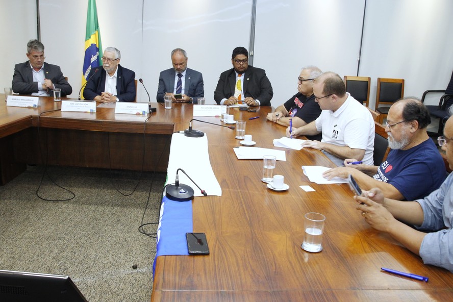 Asssinatura do acordo entre governo federal e professores