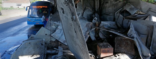 Estação do BRT Veridiana incendiada, em Santa Cruz., na Zona Oeste, um dia após os ataques — Foto: Fabiano Rocha/Agência O Globo