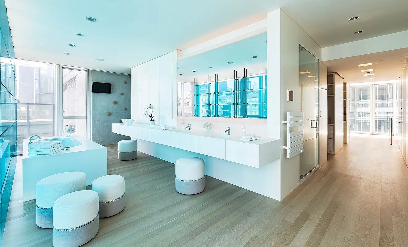 Banheiro estilo spa do apartamento triplex de luxo à venda por R$ 148 milhões de Hugh Jackman, o Wolverine — Foto: divulgação