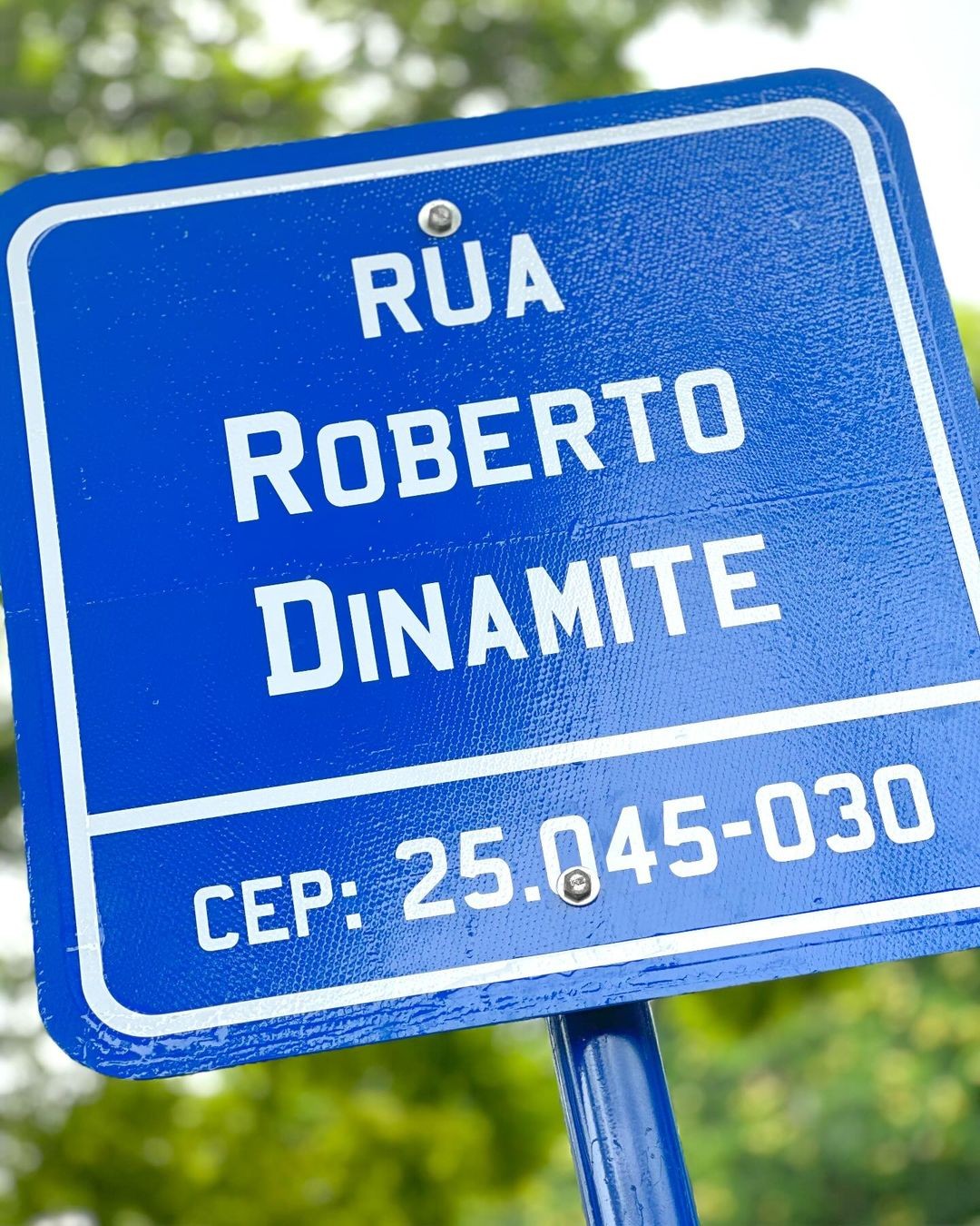 Rua Roberto Dinamite é inaugurada em Duque de Caxias com presença de torcedor amuleto do Vasco