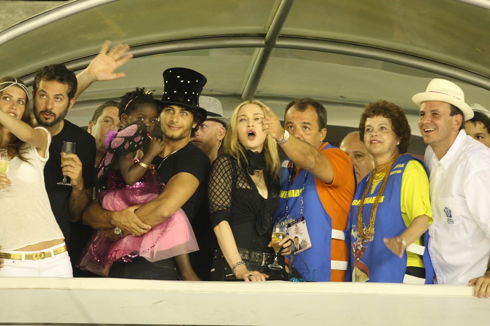 Madonna, Dilma, Sergio Cabral e Eduardo Paes no camarote de Sérgio Cabral - Jesus Luz com Mercy no colo — Foto: Marcelo Carnaval / Agência O Globo