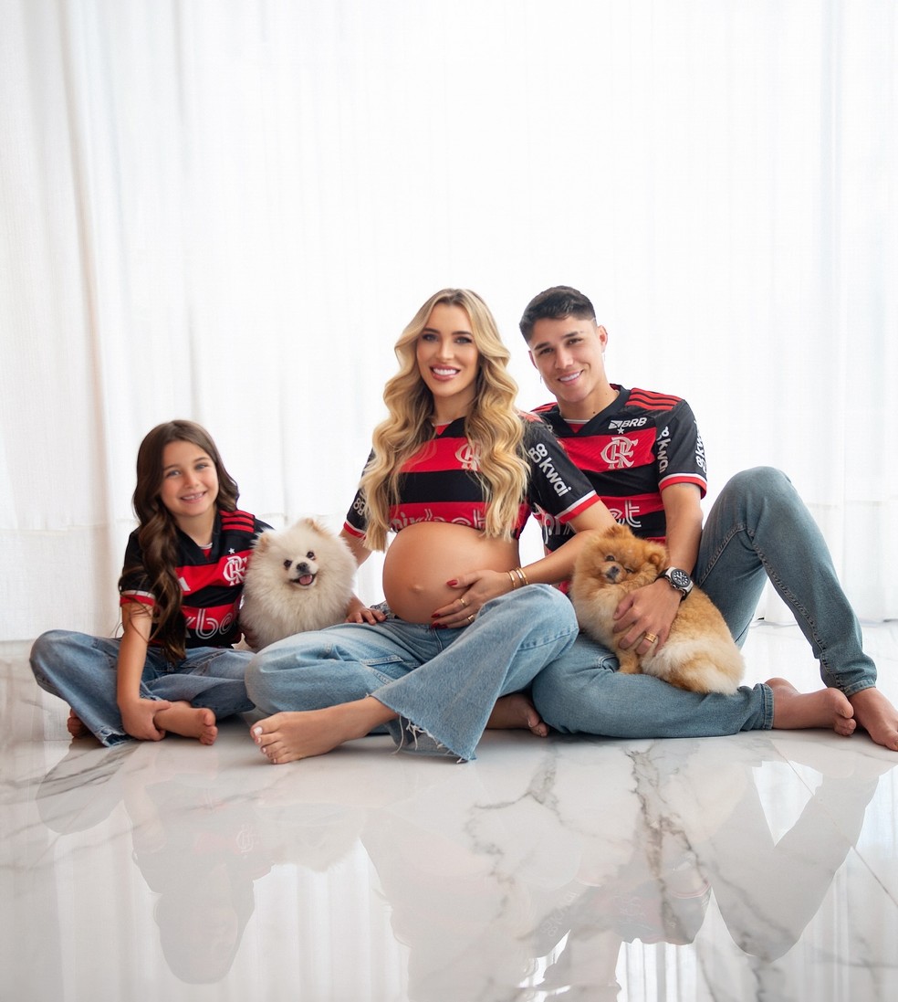 Grávida, Ingrid Cantarini posa ao lado de Luiz Araújo e a filha Valentina — Foto: Gisele Fonseca/ @raiodeluz/ instagram