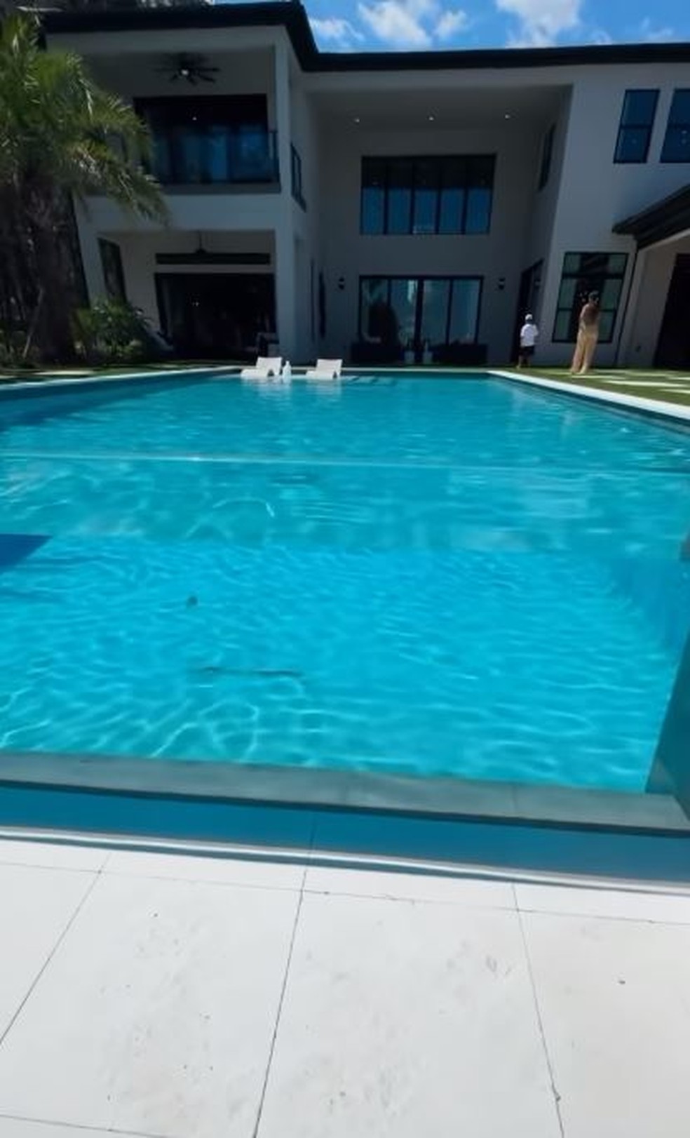 A piscina da casa nova de Simone Mendes em Orlando — Foto: reprodução
