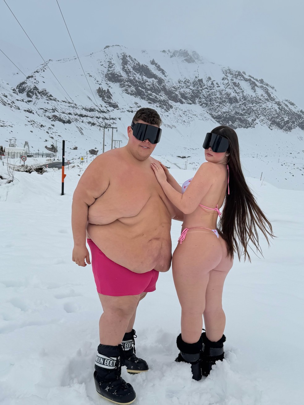 Gord&atilde;o da XJ e noiva posam com trajes de banho na neve no Chile &mdash; Foto: Reprodu&ccedil;&atilde;o/Instagram