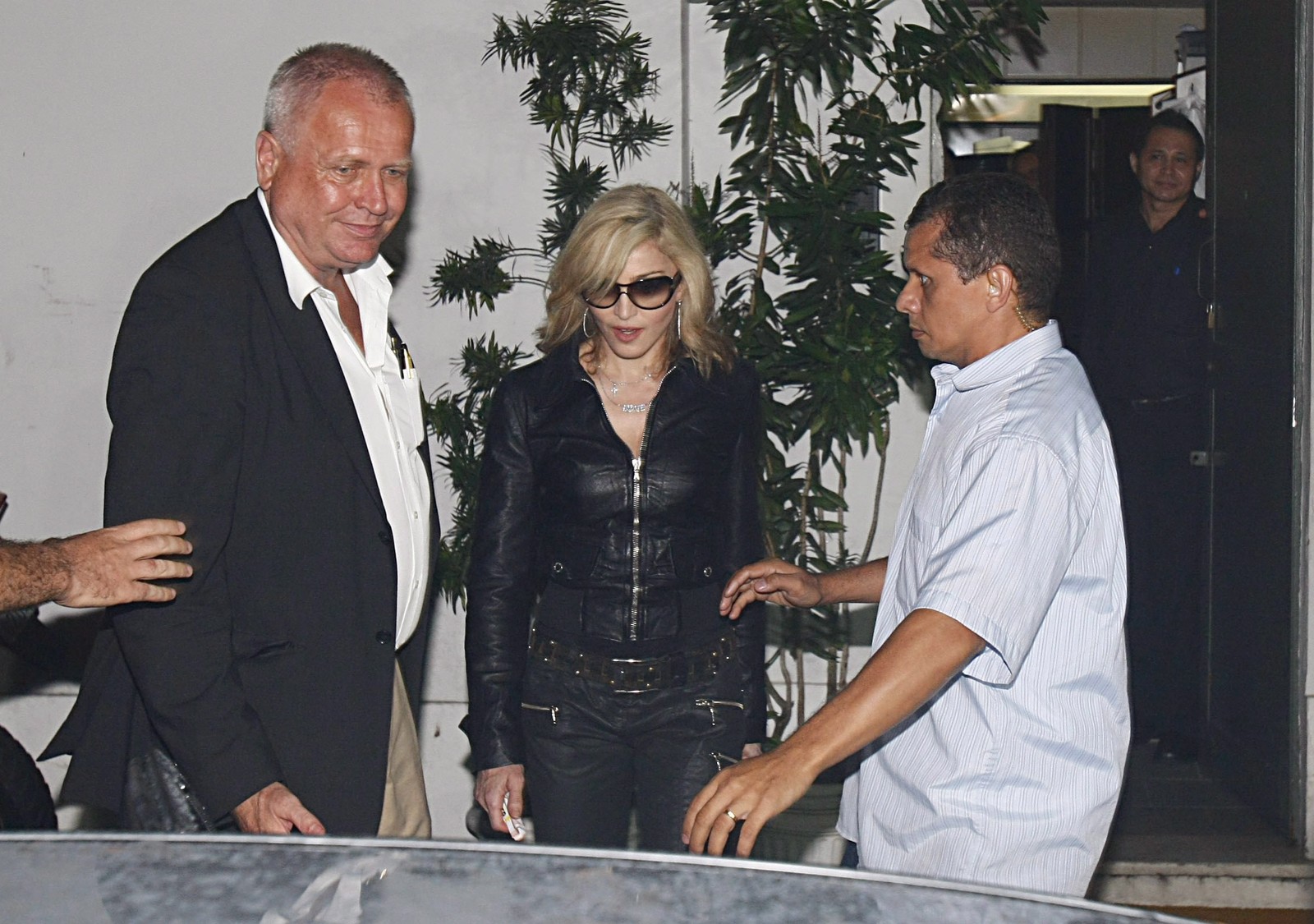 Madonna acompanhada do seu namorado o brasileiro Jesus saem de restaurante japonês no Horto em 2009 — Foto: Marco Antonio Teixeira / Agencia O Globo