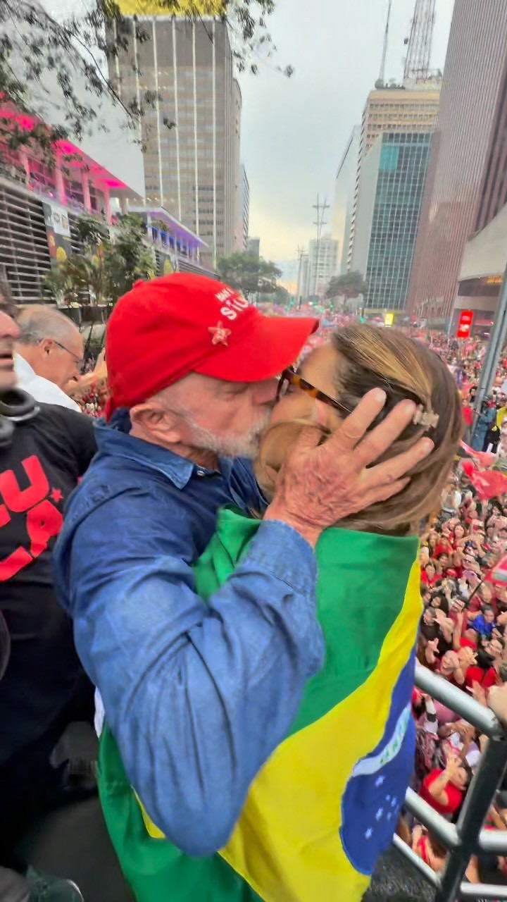 Lula beija Janja na campanha do segundo turno — Foto: @janjalula/ reprodução/ instagram