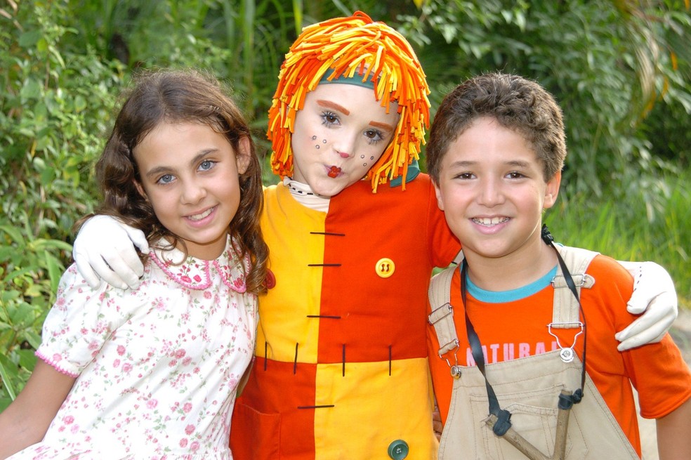 João Vitor Silva com Isabelle Drummond, a Emília, e Caroline Molinari, a Narizinho, em 'Sítio do Pica-pau Amarelo' — Foto: Divulgação