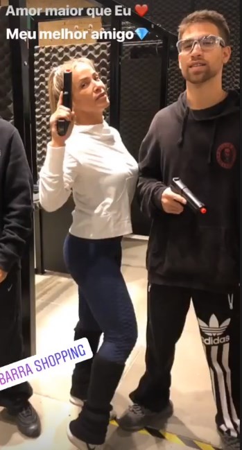 Ana Claudia Soares ao lado do filho — Foto: Arquivo/Globo e Instagram