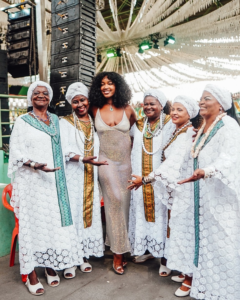 Iza quando visitou a quadra da escola — Foto: Wagner Rodrigues/ divulgação