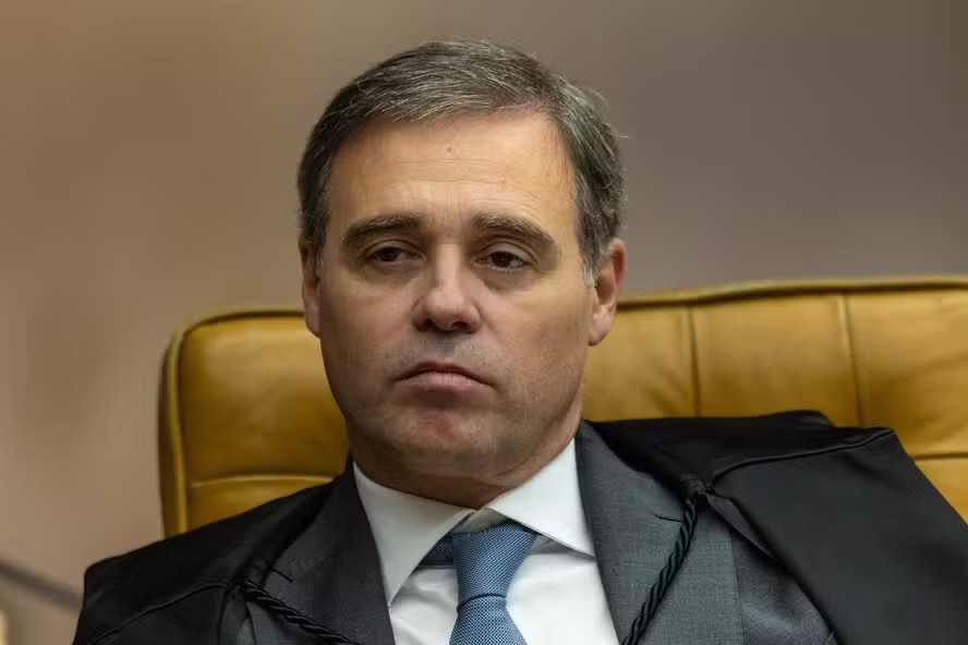 Mendonça decide que não cabe ao TSE divulgar sigilos de Lula e Flávio e diz que candidatos podem fazê-lo por meios próprios
