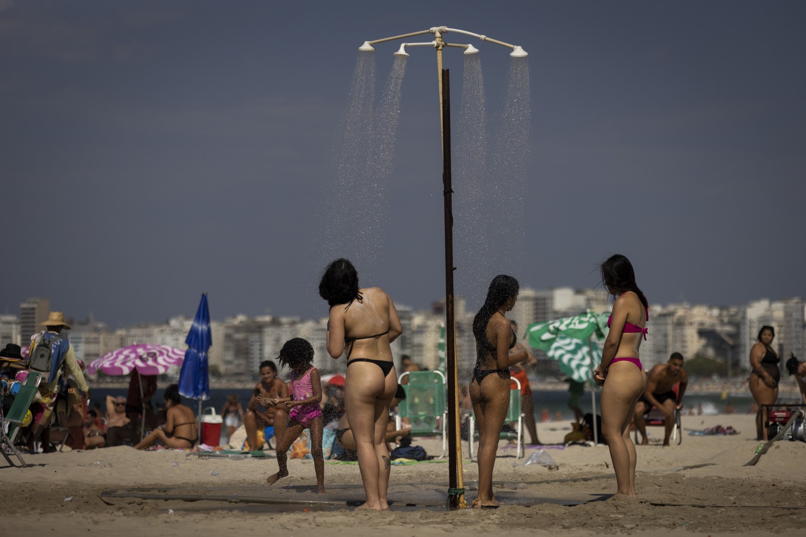 Quinta-feira bate recorde de calor na cidade. Na foto, banhistas na praia de Copacabana. — Foto: Márcia Foletto