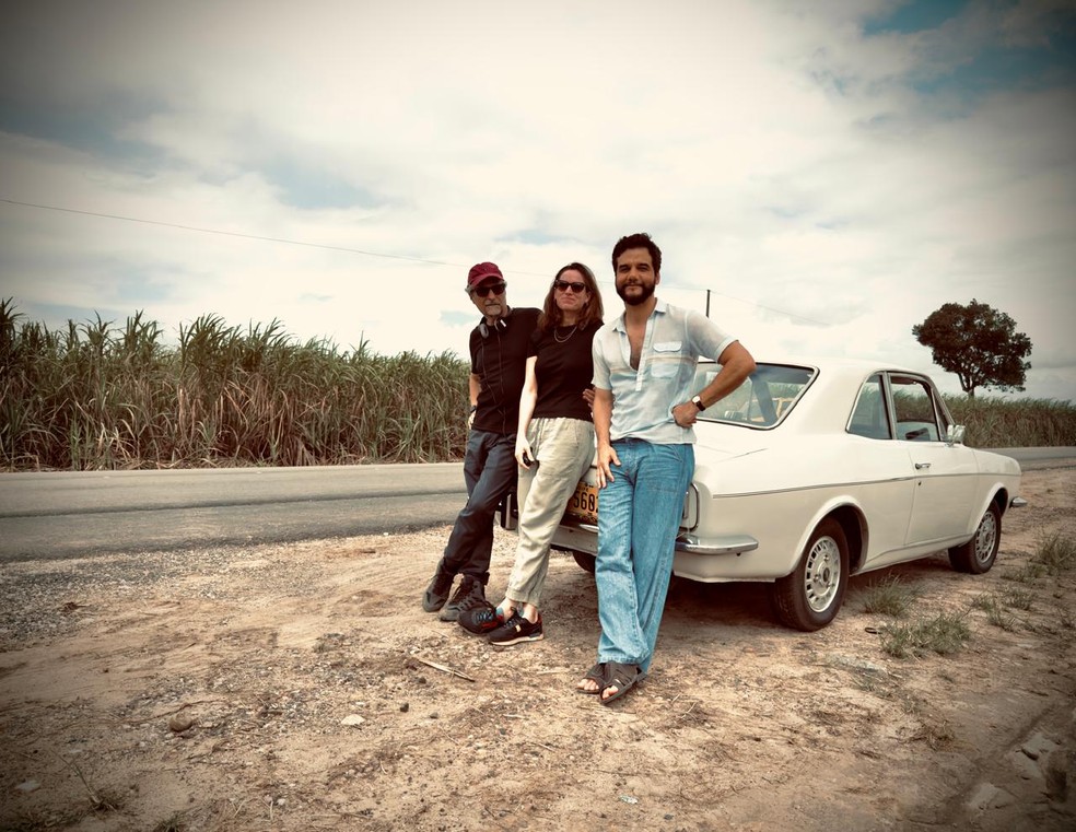 O diretor Kleber Mendonça Filho, a produtora Emilie Lesclaux e Wagner Moura nos bastidores de "O agente secreto" — Foto: Brent Travers/Divulgação