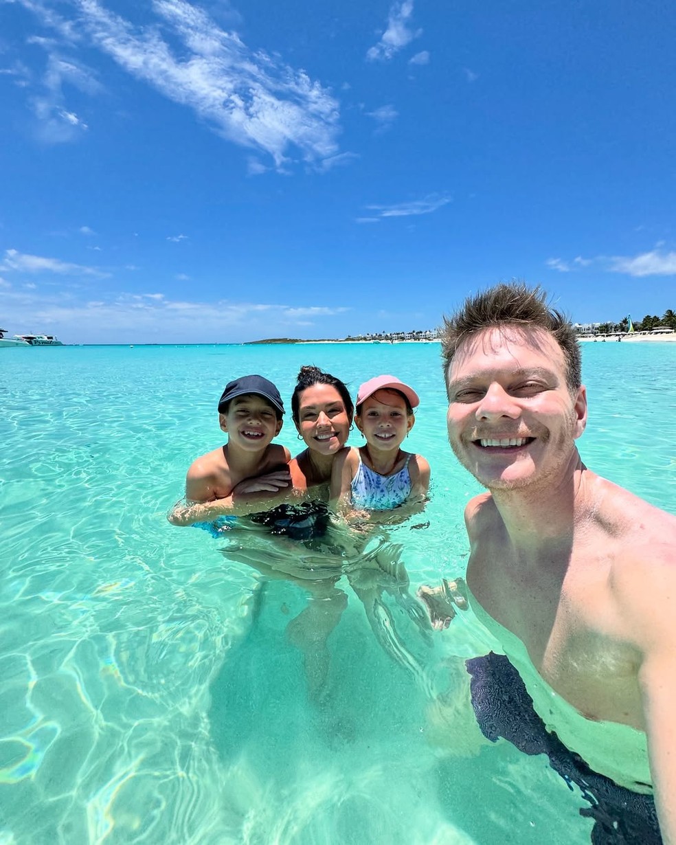 Michel Teló, Thais Fersoza, Teodoro e Melinda de férias no Caribe — Foto: Reprodução de Instagram