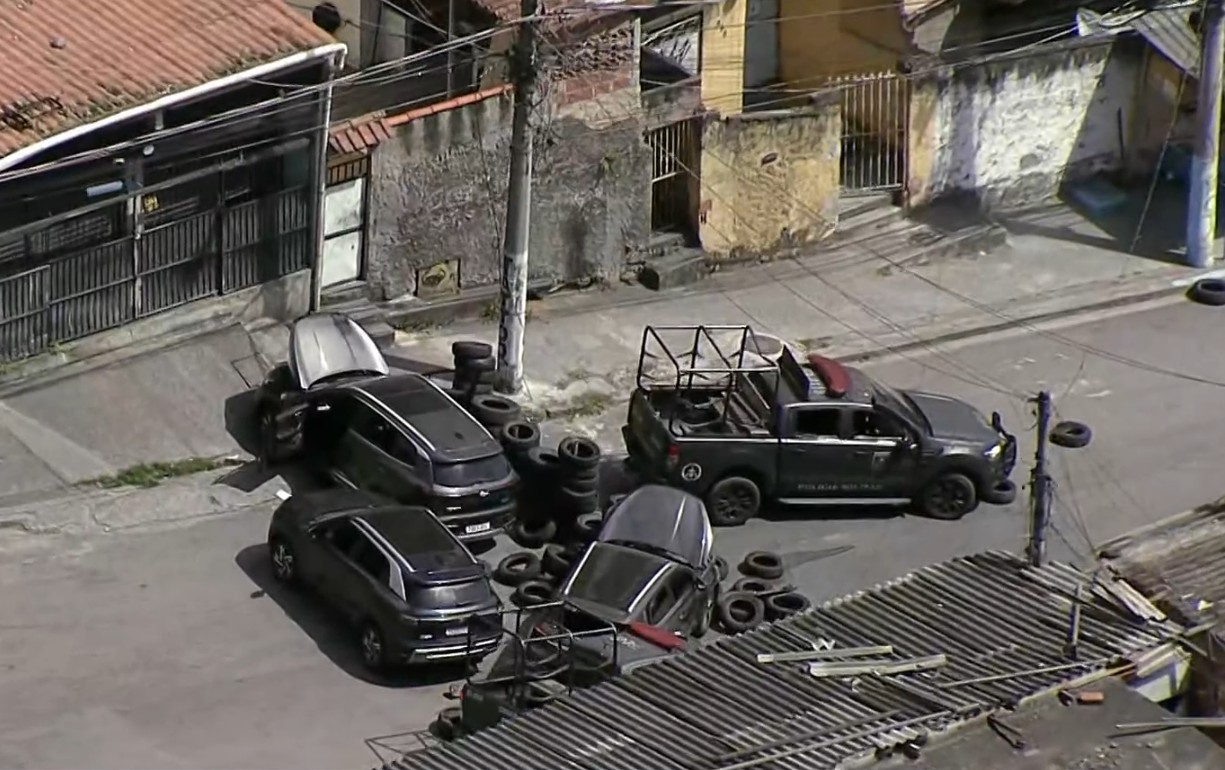 Traficantes do Complexo de Israel usam carros-bomba e barricadas explosivas contra a polícia; entenda - QTU Questões do Universo