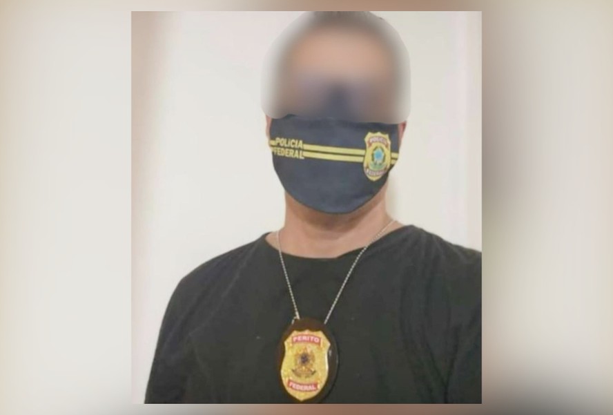 O homem com máscara e distintivo falsos