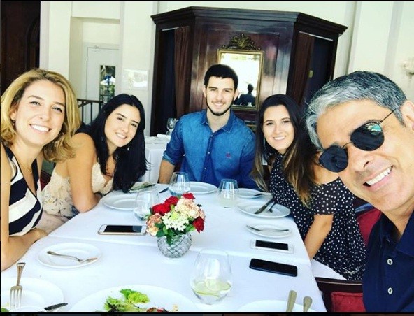 William Bonner com os filhos, Vinícius, Laura e Beatriz, e sua atual esposa, Natasha Dantas — Foto: Reprodução/Instagram
