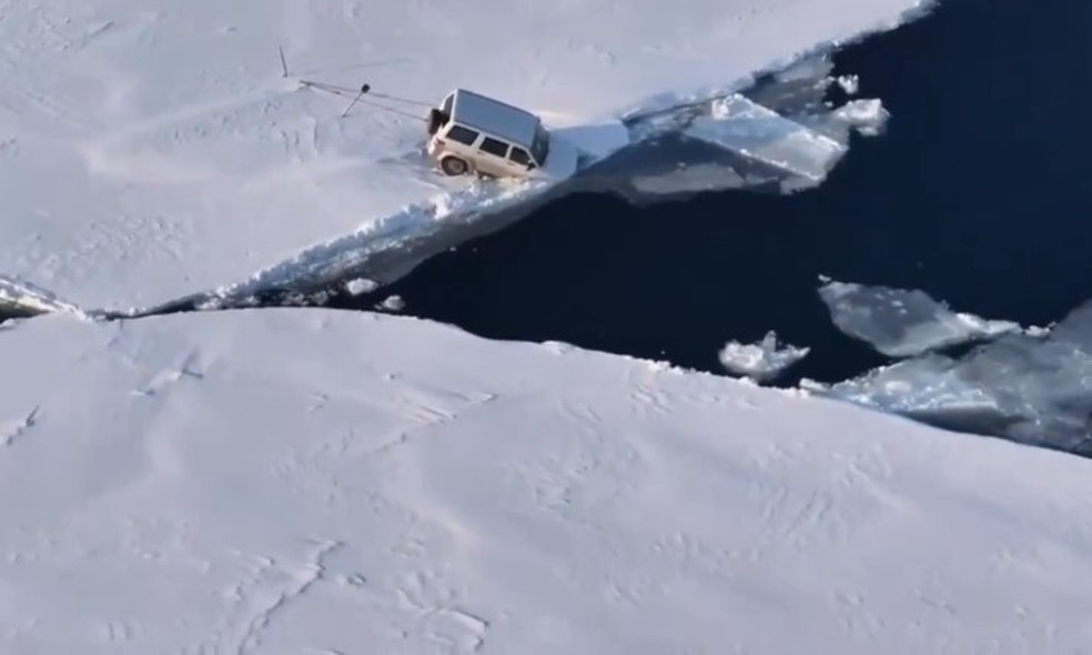 Carro abandonado em camada de gelo sobre o Mar de Okhotsk &mdash; Foto: Reprodu&ccedil;&atilde;o/X