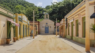 A rua Vileganhon é a principal de Lapão da Beirada em "No Rancho Fundo"; na foto: igreja ao fundo, cercada por barbearia, loja de refrescos, de doces, de sapatos e uma cafeteria