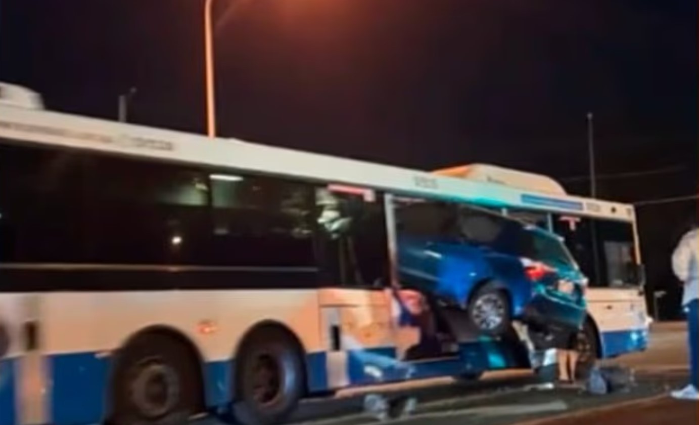 Motorista desvia de colisão com outro carro, 