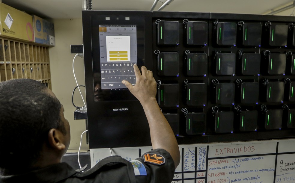 O painel onde ficam os celulares para ser feita a transmissão das imagens para a nuvem — Foto: Gabriel de Paiva