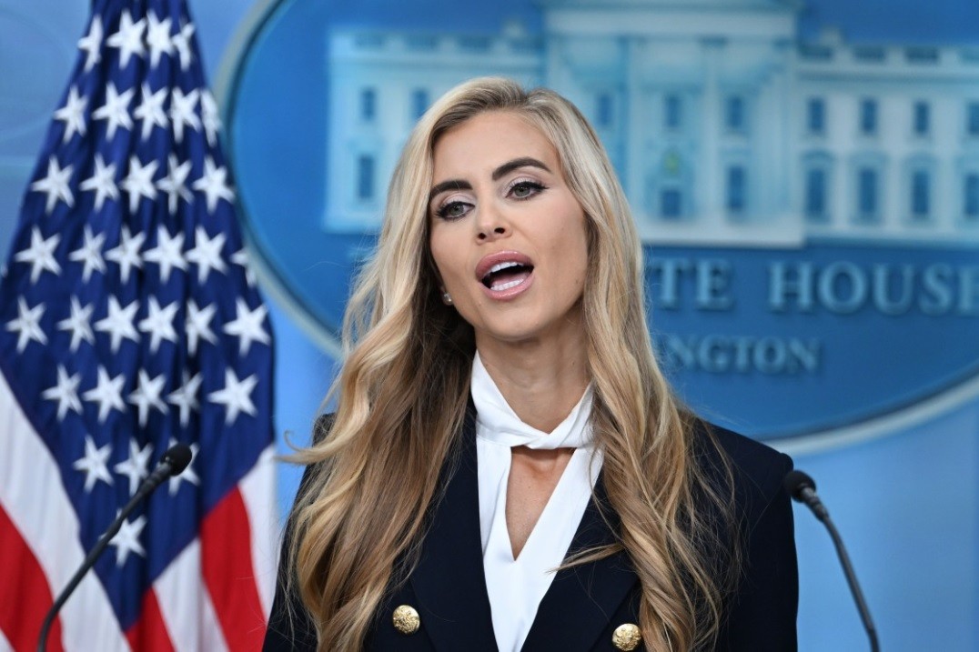 'Ataque orquestrado': assessora de Trump 'armou' entrevista dura em TV que culminou com a saída de porta-voz da Casa Branca, diz site