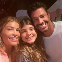 Sofia com os pais, Grazi Massafera e Cauã Reymond — Foto: Instagram