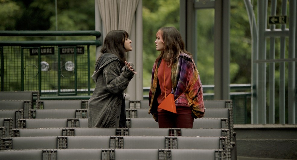 Luiza (Giovanna Rispoli) e Penélope (Larissa Manoela) se desentendem em "Traição entre amigas" — Foto: Divulgação