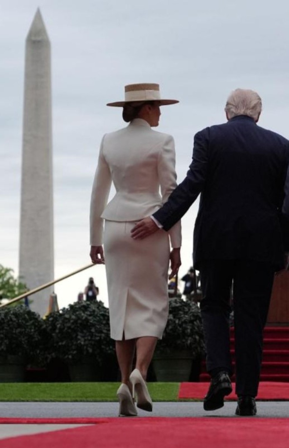 Trump é flagrado com 'mão boba' durante evento com o rei Charles III — Foto: Reprodução/X