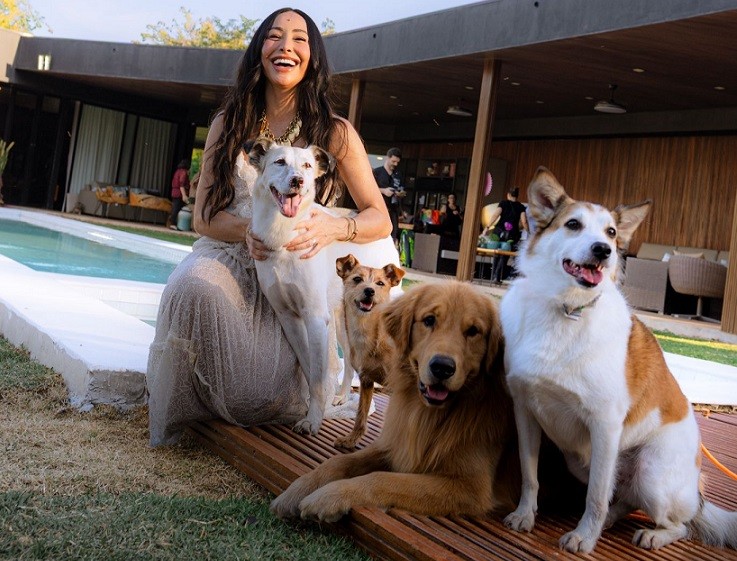 Sabrina Sato estreia reality em formato vertical ao lado de seus cachorros