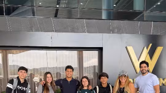 Iran Ângelo celebra férias em família na Disney com namorado e filhos