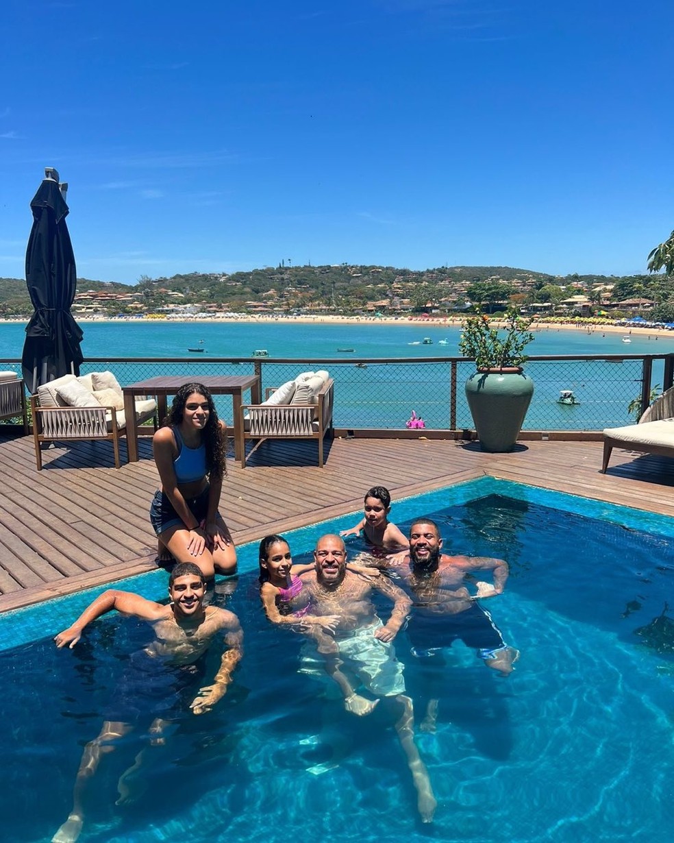 Adriano  com os filhos e amigos na piscina de sua mansão em Búzios — Foto: reprodução/ instagram
