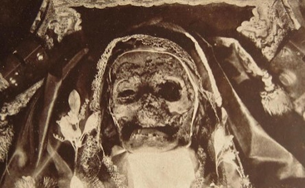 Cadáver de santa morta em 1582 surpreende após exumação pelo bom estado
